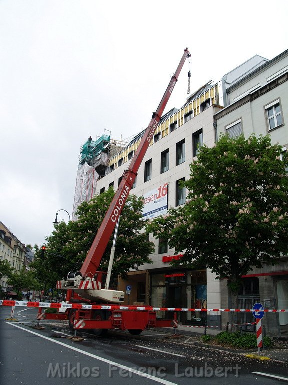 800 kg Fensterrahmen drohte auf Strasse zu rutschen Koeln Friesenplatz P21.JPG